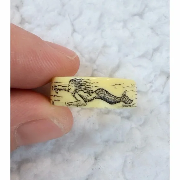 (VTG) Cream/Black Scrimshaw-Style Mermaid/Seashell Nautical-Themed Carved Ring - Picture 8 of 11